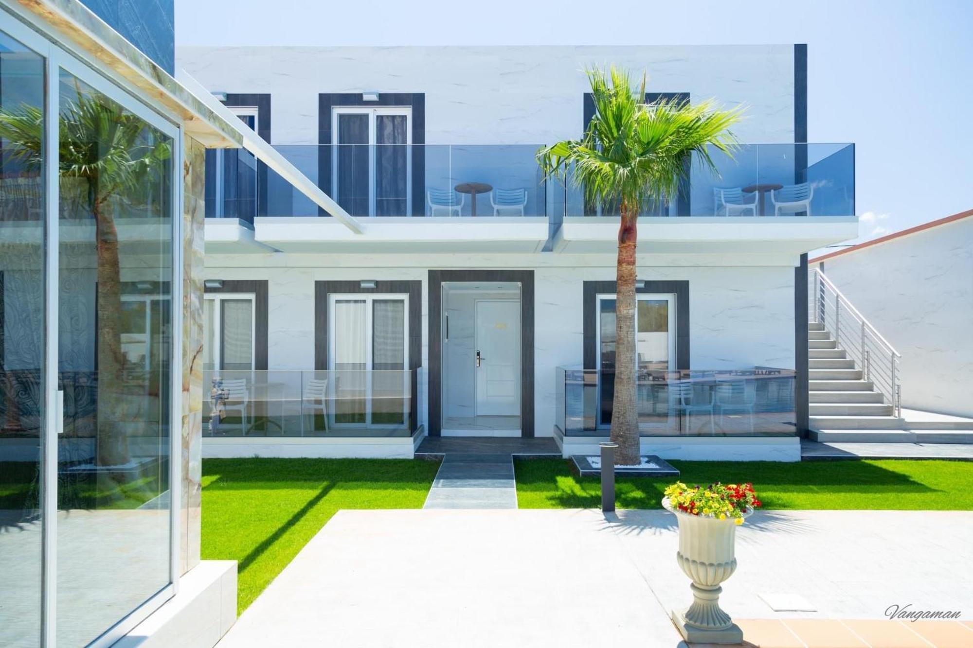 Отель Paradice Luxury Suites-near Zorbas Beach-free Breakfast 4*